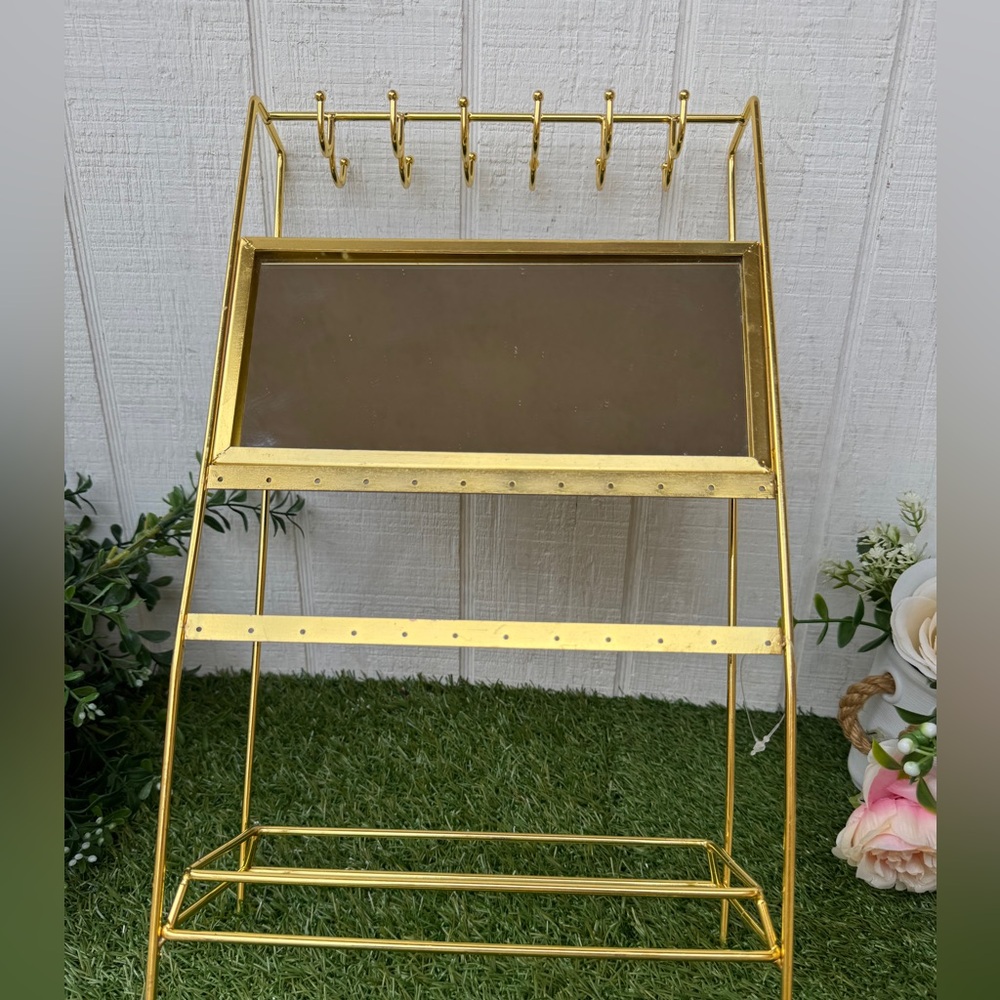 Gold Jewelry Display Stand with mirror
Pre owned (gold metal)